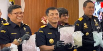 BARANG BUKTI: Kepala Bea Cukai Soekarno-Hatta Hengky Tomuan Parlindungan Aritonang memperlihatkan barang bukti milik Mohd Saufi, pilot Malaysia Airlines beberapa waktu lalu. (Foto: VOI)
