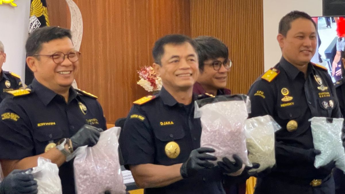 Malaysia Tak Berencana Ekstradisi Pilot Yang Tertangkap Bawa Narkoba 2 BARANG BUKTI: Kepala Bea Cukai Soekarno-Hatta Hengky Tomuan Parlindungan Aritonang memperlihatkan barang bukti. (Foto: VOI)