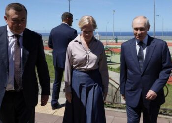SENGKETA LAMA: Jepang murka setelah Presiden Rusia Vladimir Putin (kanan) mengunjungi Kepulauan Iturup yang menjadi sengketa antara Moskow dan Tokyo. (Foto: via REUTERS/Gavriil Grigorov)