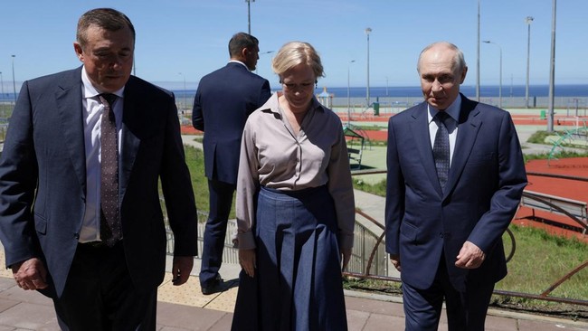 Putin Santap Kaviar di Pulau Kuril, Pemerintah Jepang Murka 1 SENGKETA LAMA: Jepang murka setelah Presiden Rusia Vladimir Putin (kanan) mengunjungi Kepulauan Iturup yang menjadi sengketa antara Moskow dan Tokyo. (Foto: via REUTERS/Gavriil Grigorov)