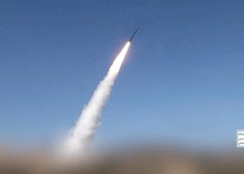 SERANGAN UDARA: Kelompok milisi Houthi Yaman proksi Iran meluncurkan rudal balistik hipersonik ke jalur pelayaran penting di Laut Merah. (Foto: via REUTERS/HOUTHI MEDIA CENTRE)
