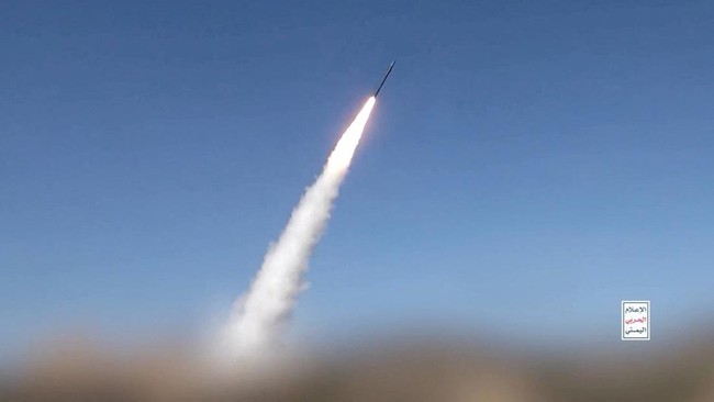 Milisi Houthi Luncurkan Rudal Balistik Hipersonik Ke Laut Merah 1 SERANGAN UDARA: Kelompok milisi Houthi Yaman proksi Iran meluncurkan rudal balistik hipersonik ke jalur pelayaran penting di Laut Merah. (Foto: via REUTERS/HOUTHI MEDIA CENTRE)