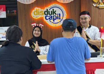TEMA KEMERDEKAAN: Petugas Kantor Suku Dinas Kependudukan dan Pencatatan Sipil (Sudin Dukcapil) Kabupaten Kepulauan Seribu, Jakarta, memberikan pelayanan dengan atribut serba merah putih dalam rangka menyambut HUT Ke-81 Kemerdekaan RI. (Foto: Dok./Sudin Dukcapil Kabupaten Kepulauan Seribu)