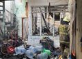 PROSES PENDINGINAN: Petugas Pemadam kebakaran DKI Jakarta melakukan proses pendinginan pasca kebakaran yang melanda permukiman di kawasan Gambir, Jakarta Pusat (Jakpus). (Adhfar AS/detikcom)
