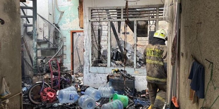 PROSES PENDINGINAN: Petugas Pemadam kebakaran DKI Jakarta melakukan proses pendinginan pasca kebakaran yang melanda permukiman di kawasan Gambir, Jakarta Pusat (Jakpus). (Adhfar AS/detikcom)
