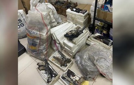 Sebanyak 995 Pucuk Senpi Tersimpan di Ruangan Eks Ketua Yayasan di Jaksel 3 BARANG BUKTI: Sebanyak 995 senjata api (senpi) ditemukan di ruangan mantan ketua yayasan sekolah swasta di Pondok Pinang, Kebayoran Lama, Jakarta Selatan (Jaksel). (Foto: Detik.com/Istimewa)