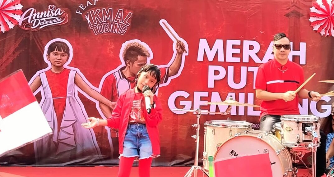 ASAH BAKAT: Penyanyi cilik Annisa Dalimunthe bersama drummer rock ternama Ikmal Tobing tampil dalam rangkaian tur sekolah dasar di Jakarta untuk memperkenalkan single terbaru mereka; Merah Putih Gemilang. (FOTO: SHANTY AULIA/KORANINDOPOS.COM)