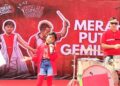 Penyanyi Cilik Annisa Dalimunthe dan Drummer Rock Ikmal Tobing Rilis Single Terbaru 6 ASAH BAKAT: Penyanyi cilik Annisa Dalimunthe bersama drummer rock ternama Ikmal Tobing tampil dalam rangkaian tur sekolah dasar di Jakarta untuk memperkenalkan single terbaru mereka; Merah Putih Gemilang. (FOTO: SHANTY AULIA/KORANINDOPOS.COM)