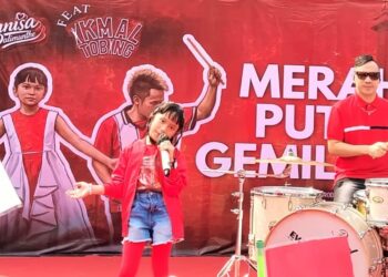 ASAH BAKAT: Penyanyi cilik Annisa Dalimunthe bersama drummer rock ternama Ikmal Tobing tampil dalam rangkaian tur sekolah dasar di Jakarta untuk memperkenalkan single terbaru mereka; Merah Putih Gemilang. (FOTO: SHANTY AULIA/KORANINDOPOS.COM)