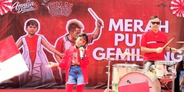ASAH BAKAT: Penyanyi cilik Annisa Dalimunthe bersama drummer rock ternama Ikmal Tobing tampil dalam rangkaian tur sekolah dasar di Jakarta untuk memperkenalkan single terbaru mereka; Merah Putih Gemilang. (FOTO: SHANTY AULIA/KORANINDOPOS.COM)