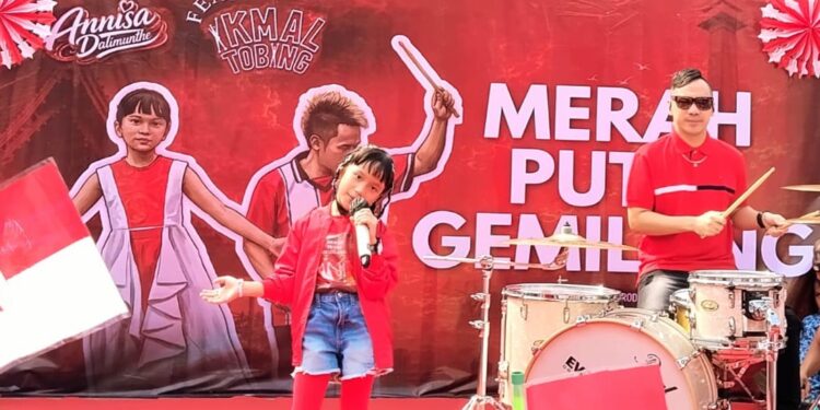 Penyanyi Cilik Annisa Dalimunthe dan Drummer Rock Ikmal Tobing Rilis Single Terbaru 1 ASAH BAKAT: Penyanyi cilik Annisa Dalimunthe bersama drummer rock ternama Ikmal Tobing tampil dalam rangkaian tur sekolah dasar di Jakarta untuk memperkenalkan single terbaru mereka; Merah Putih Gemilang. (FOTO: SHANTY AULIA/KORANINDOPOS.COM)