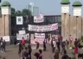 Polisi Tangkap Ratusan Terduga Pelaku Anarkistis di Aksi 27 Agustus 2026 6 SPANDUK TUNTUTAN: Sejumlah massa unjuk rasa memasang spanduk tuntutan mereka di pagar Gedung DPR/MPR RI, Senayan, Tanah Abang, Jakarta Pusat pada Kamis (27/8/2026). (FOTO; HARIS SUNANDAR/KORANINDOPOS.COM)