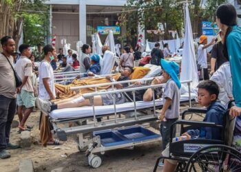 BENCANA ALAM: Sejumlah pasien dan wisatawan terdampak gempa dievakuasi di halaman RS Siloam Labuan Bajo, Manggarai Barat, NTT pada Sabtu (15/8/2026). (Foto: ANTARA FOTO/GECIO VIANA)