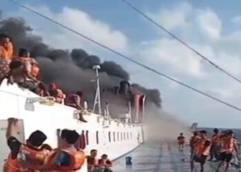 INSIDEN RUTIN: KMP Mutiara Sentosa 2 terbakar di wilayah perairan Sumenep, Jawa Timur pada Minggu (2/8/2026) pagi. (ANTARA/HO BPBD Sumenep)