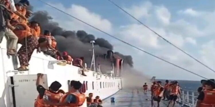 INSIDEN RUTIN: KMP Mutiara Sentosa 2 terbakar di wilayah perairan Sumenep, Jawa Timur pada Minggu (2/8/2026) pagi. (ANTARA/HO BPBD Sumenep)