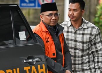 KASUS KORUPSI: Tersangka kasus dugaan korupsi kuota haji dan penyelenggaraan ibadah haji Yaqut Cholil Qoumas (kiri) tiba di Gedung Merah Putih KPK, Jakarta pada Selasa (24/3/2026). (Foto Ilustrasi: Fakhri Hermansyah/ANTARA FOTO)