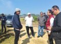 LAHAN PEMDA: Rombongan Staf Khusus Menteri Sosial dan jajaran Pemkab Sumenep meninjau lahan yang akan digunakan untuk Sekolah Rakyat di Kabupaten Sumenep pada Sabtu (8/8/2026). (Foto: Dok./Kemensos)