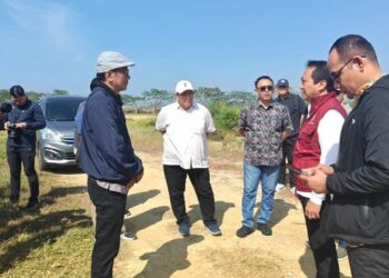 LAHAN PEMDA: Rombongan Staf Khusus Menteri Sosial dan jajaran Pemkab Sumenep meninjau lahan yang akan digunakan untuk Sekolah Rakyat di Kabupaten Sumenep pada Sabtu (8/8/2026). (Foto: Dok./Kemensos)
