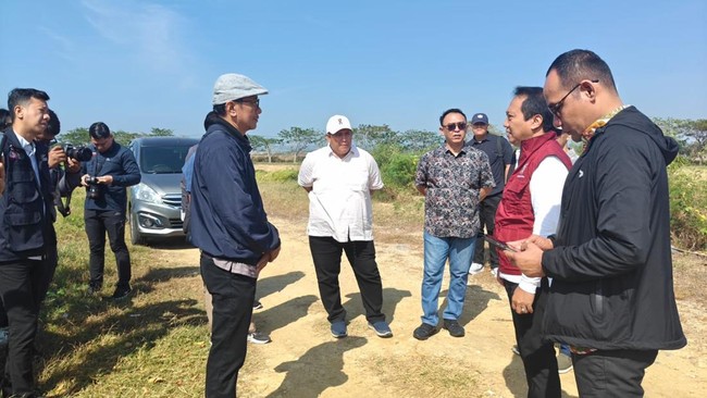 LAHAN PEMDA: Rombongan Staf Khusus Menteri Sosial dan jajaran Pemkab Sumenep meninjau lahan yang akan digunakan untuk Sekolah Rakyat di Kabupaten Sumenep pada Sabtu (8/8/2026). (Foto: Dok./Kemensos)