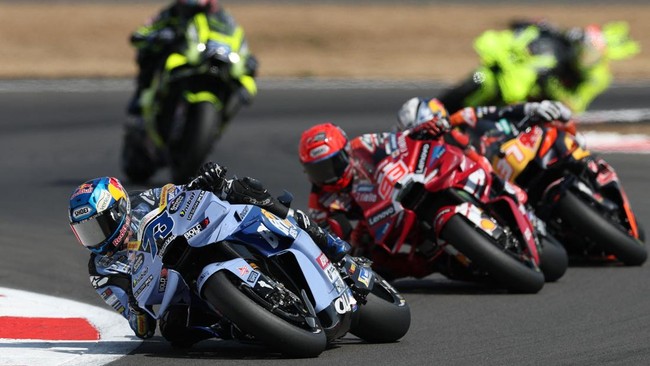 HASIL MENGECEWAKAN: Alex Marquez frustrasi usai gagal podium MotoGP Inggris 2026. (Foto: REUTERS/Paul Childs)