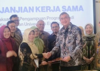 KERJA SAMA: Rektor Universitas Esa Unggul Arief Kusuma Among Praja (kanan) secara resmi telah meneken kerja sama dengan Fakultas Kedokteran UI. (FOTO: SHANTY AULIA/KORANINDOPOS.COM)