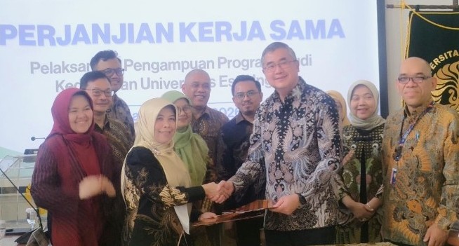Dua Universitas Jalin Kerja Sama Untuk Standardisasi Fakultas Kedokteran 3 KERJA SAMA: Rektor Universitas Esa Unggul Arief Kusuma Among Praja (kanan) secara resmi telah meneken kerja sama dengan Fakultas Kedokteran UI. (FOTO: SHANTY AULIA/KORANINDOPOS.COM)