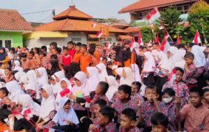 SAMBUTAN ANTUSIAS: Ratusan pelajar SDN Jatinegara 01, Jakarta Timur, menyakskan penampilan Annisa Dalimunthe dan Ikmal Tobing pada Kamis (6/8/2026). (FOTO: SHANTY AULIA/KORANINDOPOS.COM)
