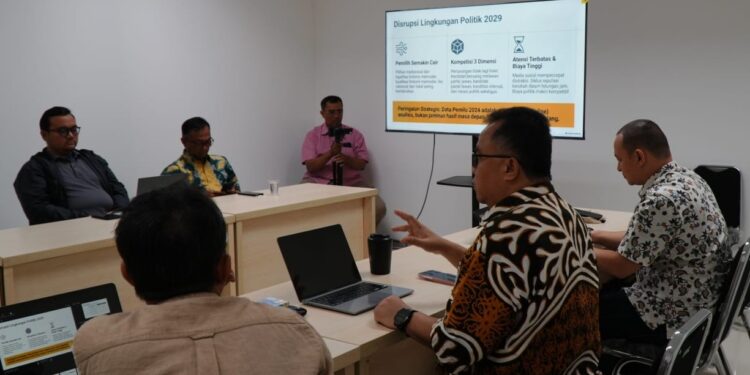 DINAMIKA POLITIK: Voxstream dan Dewan Pengurus Nasional Asosiasi DPRD Kabupaten Seluruh Indonesia (ADKASI) menggelar audiensi bertajuk Strategis Politik Berbasis Bukti Menuju Pemilu 2029 di Jakarta pada Rabu (12/8/2026). (FOTO: WAYTRI/KORANINDOPOS.COM)