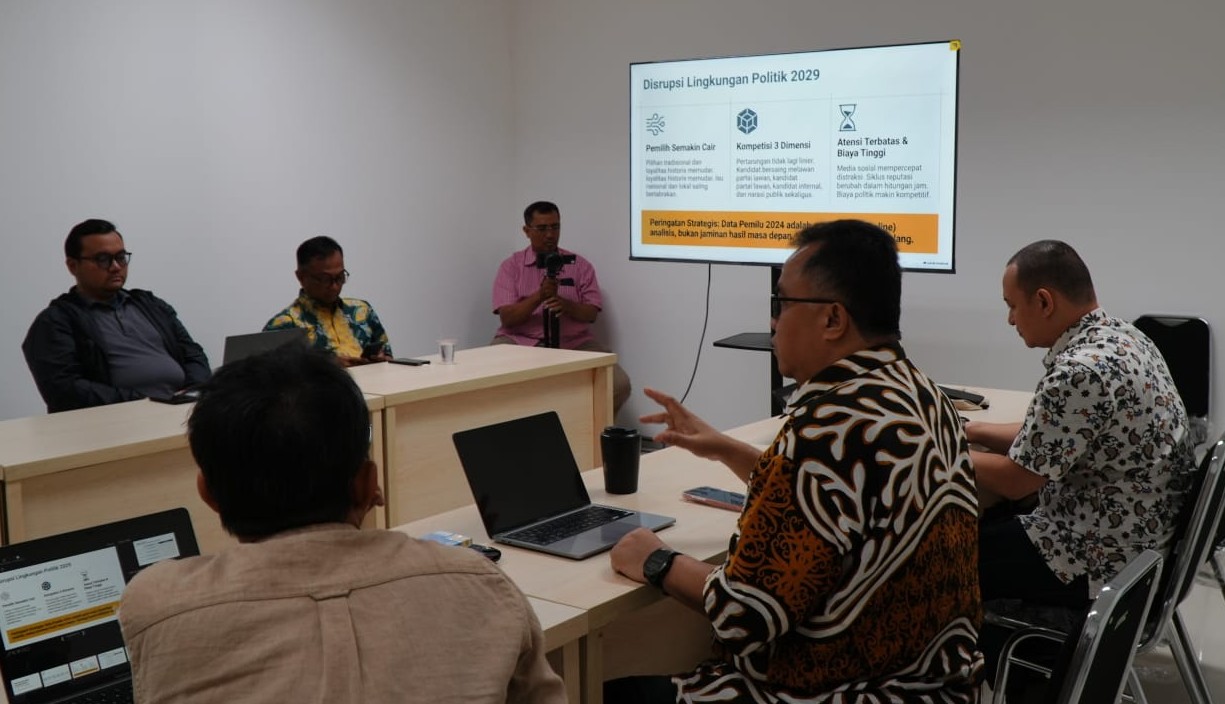 DINAMIKA POLITIK: Voxstream dan Dewan Pengurus Nasional Asosiasi DPRD Kabupaten Seluruh Indonesia (ADKASI) menggelar audiensi bertajuk Strategis Politik Berbasis Bukti Menuju Pemilu 2029 di Jakarta pada Rabu (12/8/2026). (FOTO: WAYTRI/KORANINDOPOS.COM)