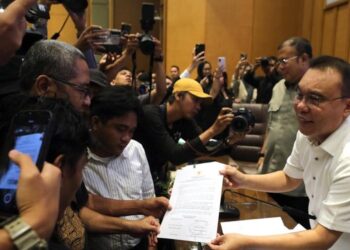 TEKEN KOMITMEN: Wakil Ketua DPR Sufmi Dasco Ahmad (kanan) menunjukkan surat komitmen penyelesaian pembentukan RUU Perampasan Aset kepada perwakilan Aliansi Masyarakat Pati Bersatu (AMPB) di Kompleks Parlemen, Senayan, Tanah Abang, Jakarta Pusat pada Kamis (27/8/2026). (ANTARA FOTO/Asprilla Dwi Adha)