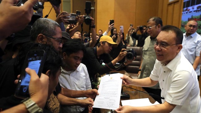 BSN Partai Golkar Dukung Percepatan Pengesahan RUU Perampasan Aset 1 TEKEN KOMITMEN: Wakil Ketua DPR Sufmi Dasco Ahmad (kanan) menunjukkan surat komitmen penyelesaian pembentukan RUU Perampasan Aset kepada perwakilan Aliansi Masyarakat Pati Bersatu (AMPB) di Kompleks Parlemen, Senayan, Tanah Abang, Jakarta Pusat pada Kamis (27/8/2026). (ANTARA FOTO/Asprilla Dwi Adha)