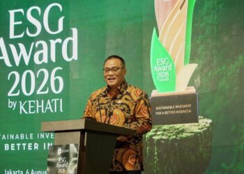 PUNCAK PENGHARGAAN: Menteri Lingkungan Hidup / Kepala Badan Pengendalian Lingkungan Hidup RI Mohammad Jumhur Hidayat memberikan sambutan dalam ESG Award 2026. (FOTO: SHANTY AULIA/KORANINDOPOS.COM)