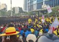 DELAPAN TUNTUTAN: Aksi unjuk rasa gabungan ratusan mahasiswa dari Badan Eksekutif Mahasiswa Universitas Indonesia (BEM UI) dan Front Mahasiswa Nasional (FMN) berlangsung di Kawasan Bundaran HI, Jakarta Pusat pada Selasa (18/8/2026) siang. (FOTO: HARIS SUNANDAR/KORANINDOPOS.COM)