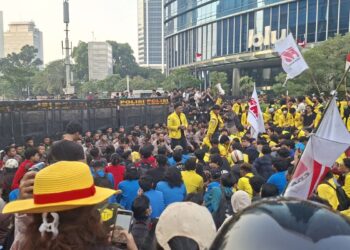DELAPAN TUNTUTAN: Aksi unjuk rasa gabungan ratusan mahasiswa dari Badan Eksekutif Mahasiswa Universitas Indonesia (BEM UI) dan Front Mahasiswa Nasional (FMN) berlangsung di Kawasan Bundaran HI, Jakarta Pusat pada Selasa (18/8/2026) siang. (FOTO: HARIS SUNANDAR/KORANINDOPOS.COM)