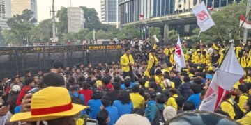 DELAPAN TUNTUTAN: Aksi unjuk rasa gabungan ratusan mahasiswa dari Badan Eksekutif Mahasiswa Universitas Indonesia (BEM UI) dan Front Mahasiswa Nasional (FMN) berlangsung di Kawasan Bundaran HI, Jakarta Pusat pada Selasa (18/8/2026) siang. (FOTO: HARIS SUNANDAR/KORANINDOPOS.COM)