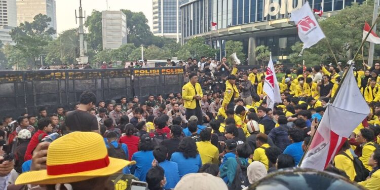 Aparat Gabungan TNI-Polri Amankan 47 Titik Aksi Massa Hari Ini 1 UNJUK RASA: Aksi unjuk rasa gabungan ratusan mahasiswa dari Badan Eksekutif Mahasiswa Universitas Indonesia (BEM UI) dan Front Mahasiswa Nasional (FMN) berlangsung di Kawasan Bundaran HI, Jakarta Pusat pada Selasa (18/8/2026) siang. (FOTO ILUSTRASI: HARIS SUNANDAR/KORANINDOPOS.COM)