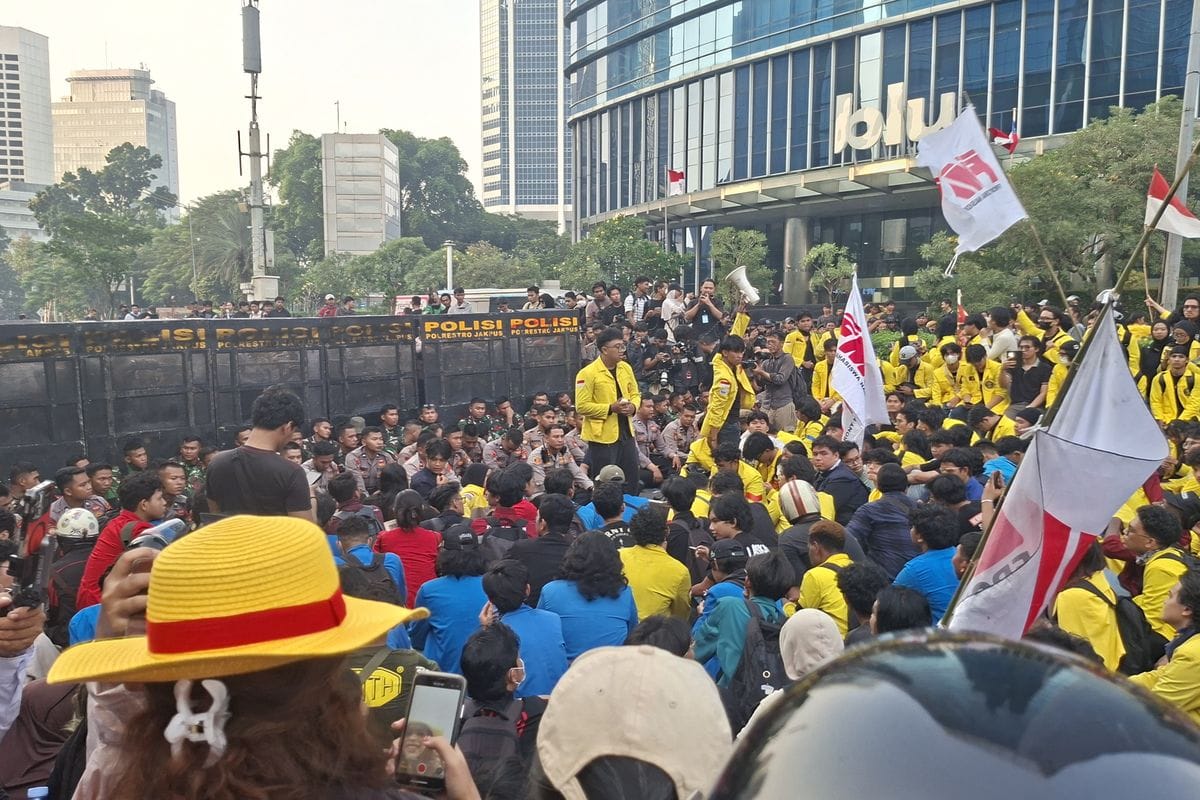Massa Mahasiswa Suarakan 8 Tuntutan, 21 Orang Ditangkap 2 DELAPAN TUNTUTAN: Aksi unjuk rasa gabungan ratusan mahasiswa dari Badan Eksekutif Mahasiswa Universitas Indonesia (BEM UI) dan Front Mahasiswa Nasional (FMN) berlangsung di Kawasan Bundaran HI, Jakarta Pusat pada Selasa (18/8/2026) siang. (FOTO: HARIS SUNANDAR/KORANINDOPOS.COM)