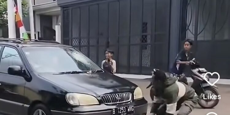 Pria Lempar Batu ke Mobil di Jagakarsa Mengaku Hendak Menolong, Sempat Lihat Orang Jatuh 1 Pria Lempar Batu ke Mobil di Jagakarsa Mengaku Hendak Menolong, Sempat Lihat Orang Jatuh