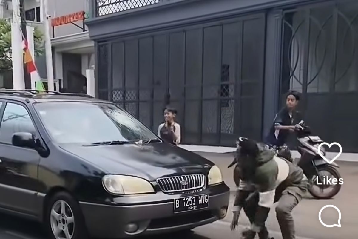 Pria Lempar Batu ke Mobil di Jagakarsa Mengaku Hendak Menolong, Sempat Lihat Orang Jatuh 2 Pria Lempar Batu ke Mobil di Jagakarsa Mengaku Hendak Menolong, Sempat Lihat Orang Jatuh