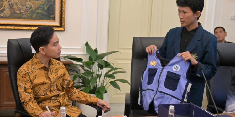 Wapres Gibran Lihat Inovasi Rompi Anti-Tantrum Karya Mahasiswa Universitas Brawijaya