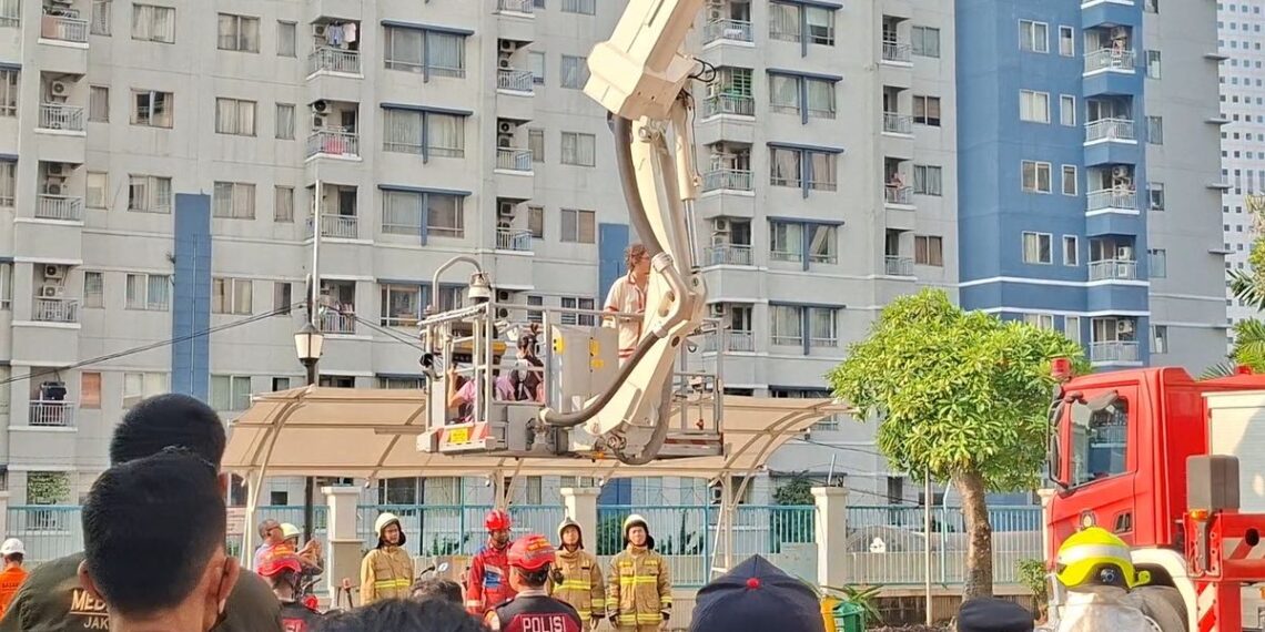 Terjebak Asap Kebakaran Apartemen Pavilion, WNA Jepang Lari ke Rooftop Cari Udara