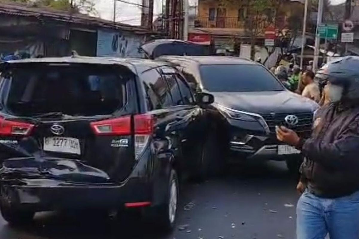 Kecelakaan Beruntun di Kembangan Jakbar Tewaskan Sekeluarga, Libatkan 5 Kendaraan 3 Kecelakaan Beruntun di Kembangan Jakbar Tewaskan Sekeluarga, Libatkan 5 Kendaraan
