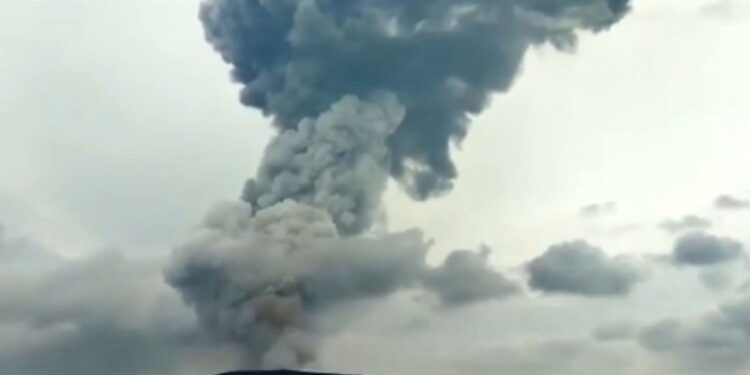 Sejumlah Gunung Api Erupsi Bersamaan, DPR Minta Pemerintah Perkuat Kesiapsiagaan Nasional 1 Sejumlah Gunung Api Erupsi Bersamaan, DPR Minta Pemerintah Perkuat Kesiapsiagaan Nasional