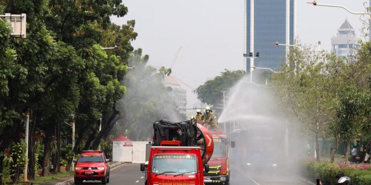 Jalan Protokol Jakpus Kembali Disemprot Water Mist untuk Bersihkan Abu Anak Krakatau