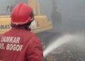 Asap Kebakaran TPA Galuga Masuk Permukiman, Warga Keluhkan Batuk dan Mata Perih 9 Asap Kebakaran TPA Galuga Masuk Permukiman, Warga Keluhkan Batuk dan Mata Perih