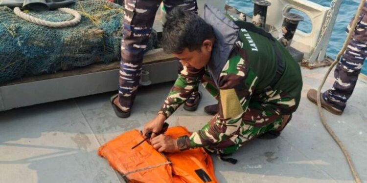 TNI AL Temukan Pelampung di Perairan Anyer Saat Cari Rombongan Jurnalis Hilang