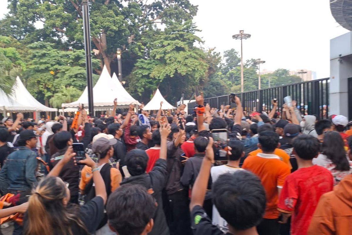 Rayakan Gol Menit Akhir Persija, Sejumlah Jakmania Sempat Terobos Gerbang GBK 2 Rayakan Gol Menit Akhir Persija, Sejumlah Jakmania Sempat Terobos Gerbang GBK
