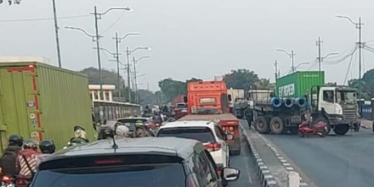 Truk Kontainer Mogok di Cakung, Sejumlah Rute Transjakarta dan Mikrotrans Terlambat