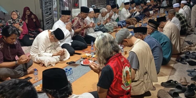 Doa dan Isak Tangis di Rumah Firdaus Wajidi Usai Operasi SAR Jurnalis Selat Sunda Dihentikan 1 Doa dan Isak Tangis di Rumah Firdaus Wajidi Usai Operasi SAR Jurnalis Selat Sunda Dihentikan