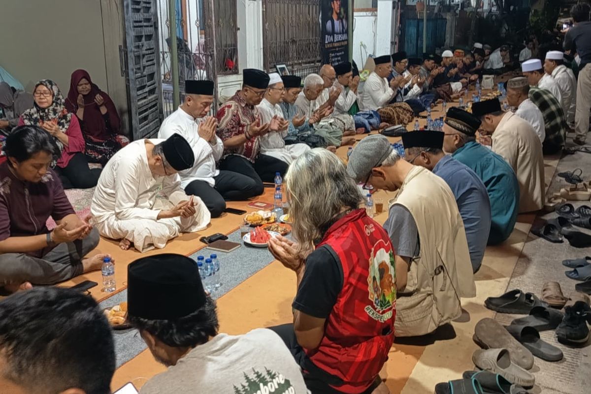 Doa dan Isak Tangis di Rumah Firdaus Wajidi Usai Operasi SAR Jurnalis Selat Sunda Dihentikan 2 Doa dan Isak Tangis di Rumah Firdaus Wajidi Usai Operasi SAR Jurnalis Selat Sunda Dihentikan